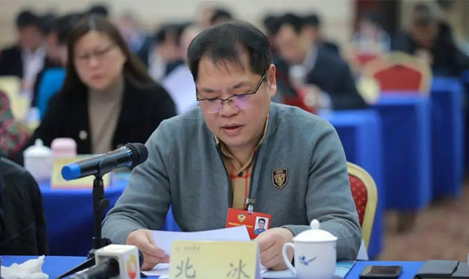 “建言資政勇?lián)?dāng)，一枝一葉總關(guān)情”——“明星”委員北冰出席省政協(xié)十二屆二次會議后記