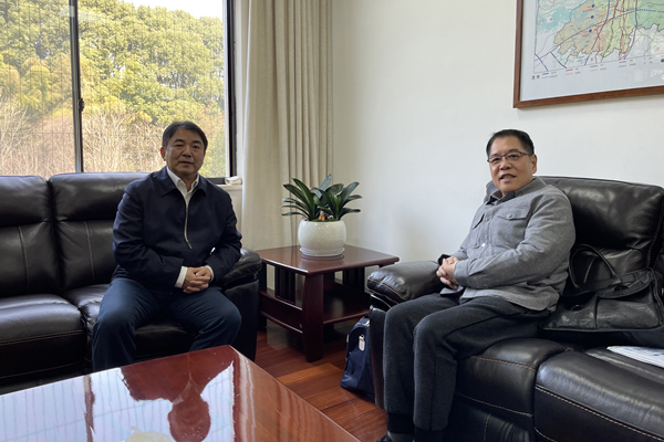 中共岳陽市委書記曹普華與省遠(yuǎn)景經(jīng)濟(jì)發(fā)展研究院院長北冰親切交談_副本.jpg